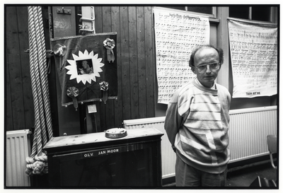 108058 Portret van de heer Van Zenderen van het Koninklijk Utrechts Dilettanten Orkest (K.U.D.O.) in de repetitieruimte ...